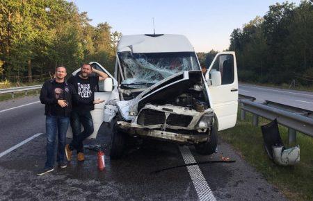 Бус гурту ТНМК в’їхав у фуру — опубліковані фотографії розтрощеної автівки