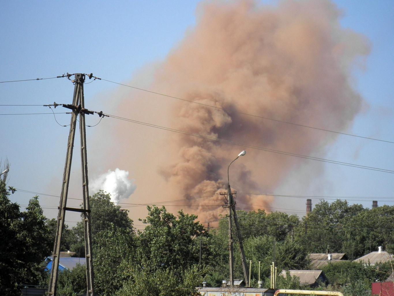 Як маріупольців отруюють ненормативні викиди з заводів — відео з дрону