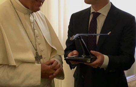 Цукерберг подарував Папі Римському дрон на сонячних батареях — відео