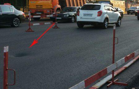 У Києві на новопокладеному асфальті утворилася яма — фото