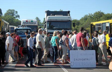 «Нам набрид сміттєвий рай» — на Львівщини люди перекрили трасу