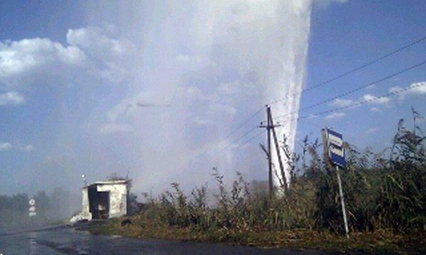 Біля блокпосту біля Слов’янська прорвало трубу і б’є фонтаном вода — відео