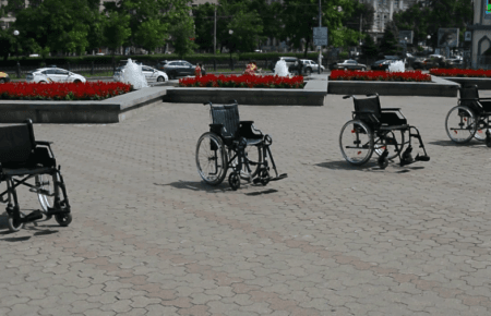 У Дніпрі активісти запропонували владі проїхатися містом у візках — відео