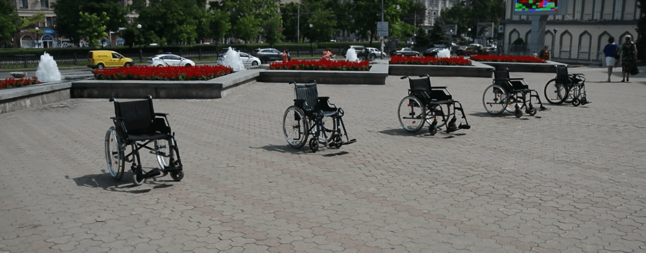 У Дніпрі активісти запропонували владі проїхатися містом у візках — відео