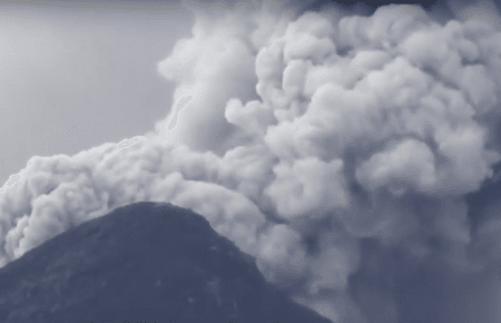 В Індонезії стовпи диму піднялися одразу над трьома вулканами — відео