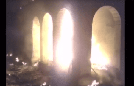 У Мар’їнці від обстрілу бойовиків згоріли два будинки — відео