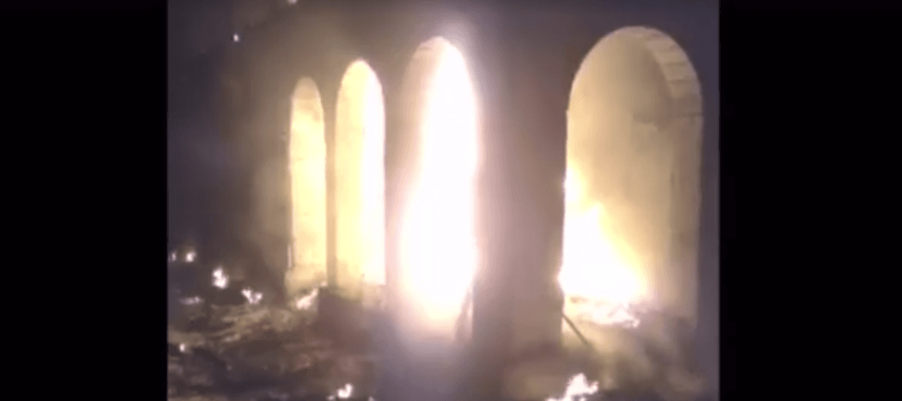 У Мар’їнці від обстрілу бойовиків згоріли два будинки — відео