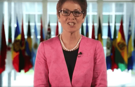 Нова посол США в Україні привіталася і показала свого собаку — відео