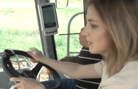 У Криму Поклонська заради виборців сіла за кермо комбайну — відео