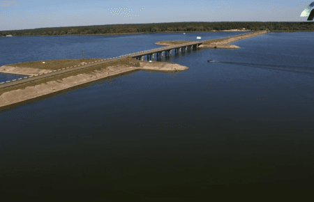 Як виглядає з висоти пташиного польоту Печенізьке водосховище — відео