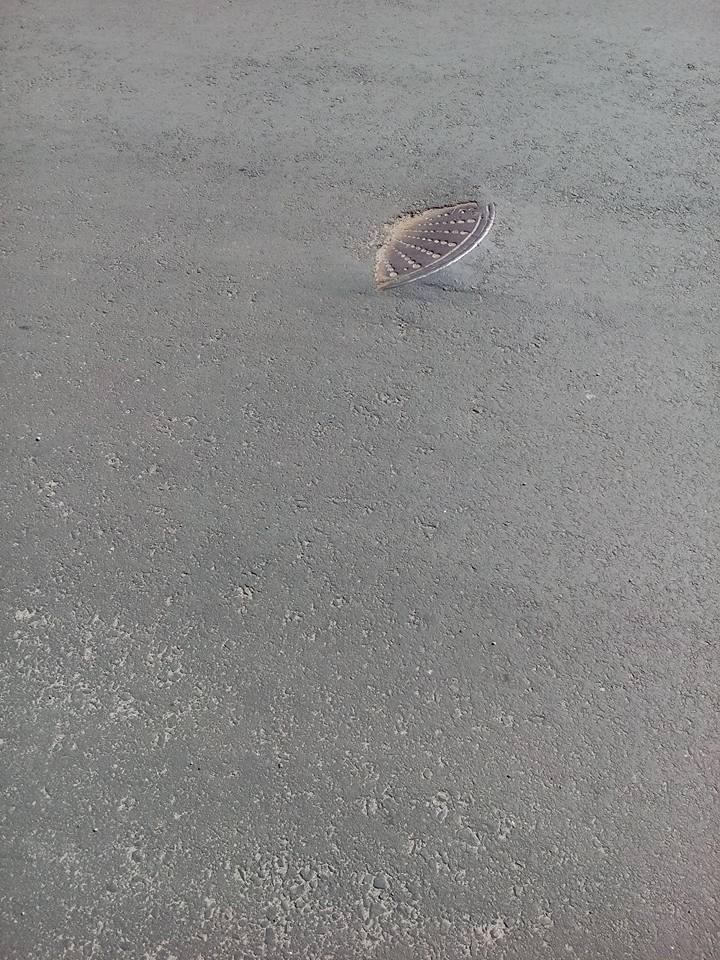 Нові стандарти: у Луганську люки вмуровують в асфальт - фотофакт