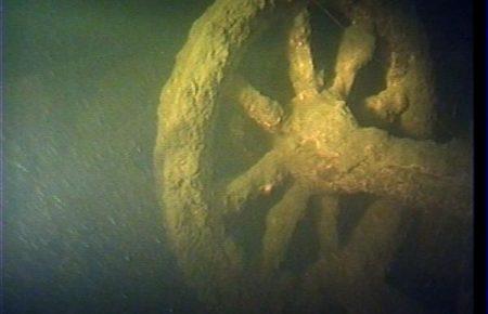 Запорізький дайвер виявив затоплений батьком Махном в 1920 році ешелон, відео