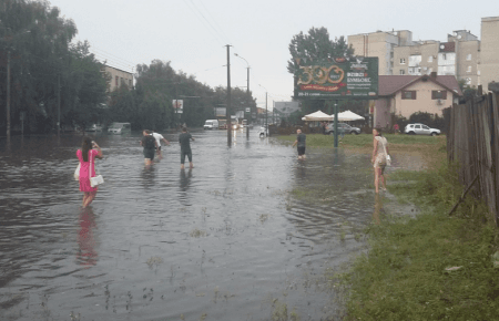 У Луцьку злива затопила вулиці, відео