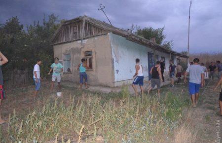 На Одещині люди збунтувались проти підозрюваного у вбивстві дівчинки, відео