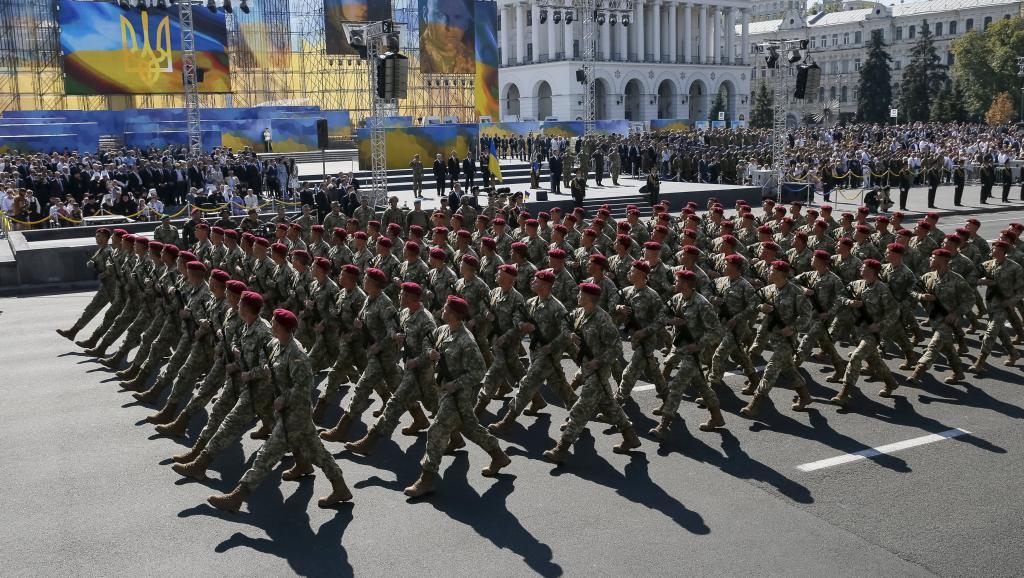 Парад в нових одностроях - перші особи йшли  на сміливі експерименти