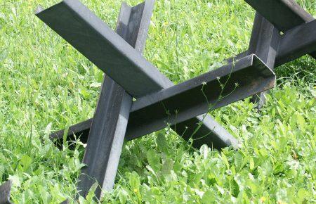 На адмінкордоні з Кримом встановлять протитанкові їжаки