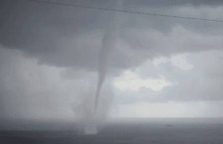 В Сочі пронісся смерч - очевидці публікують відео та діляться враженнями