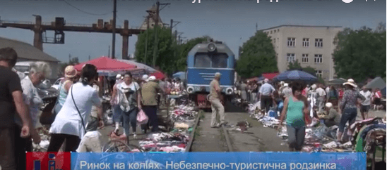 На Закарпатті стихійний ринок розгортають прямо на залізничній колії, відео