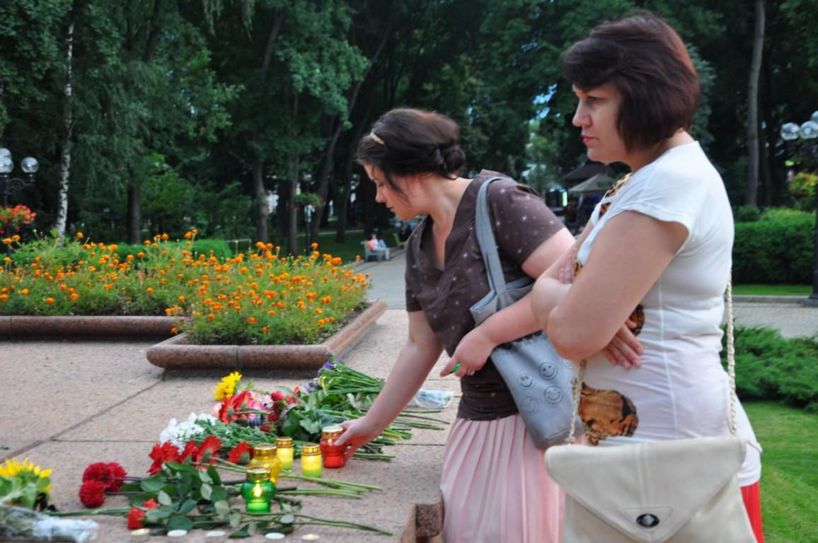 В Киеве почтили память убитых накануне жителей Луганска