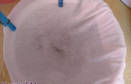 В Керчі з крану тече вода з невідомими частинками, фото