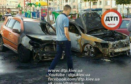У Києві вночі невідомі спалили дві автівки — фото