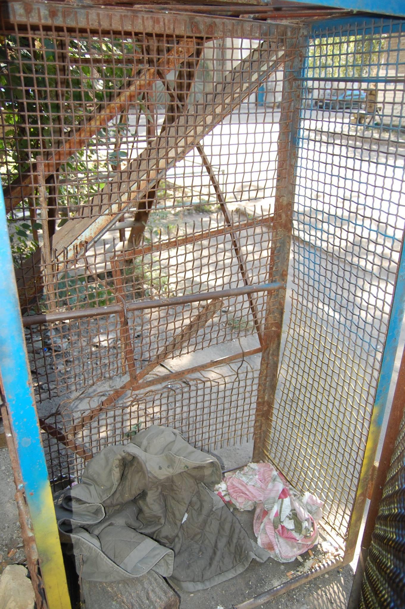 В АТО командир частини назвав клітку для аватарів місцем для читання — фото