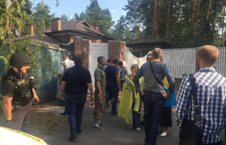 Поліція під будинком Матіоса переписує номери автомайданівців — відео