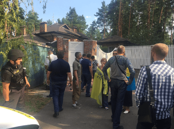 Поліція під будинком Матіоса переписує номери автомайданівців — відео