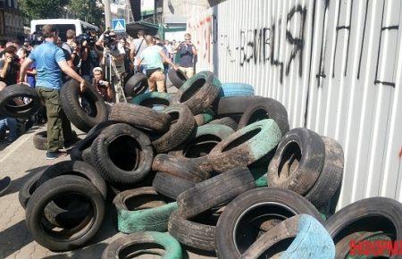 У Києві під будівлею «Інтера» чоловіки встановлюють намети — фото, відео