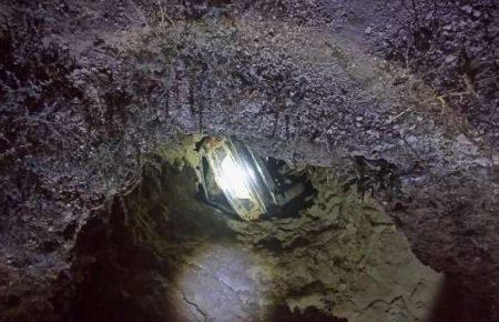 Як виглядає місце ДТП у Криму, де авто застрягло в печері над морем — відео