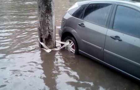 В Одесі по вулицях "плавають" авто, одесити виловлюють держномери — відео