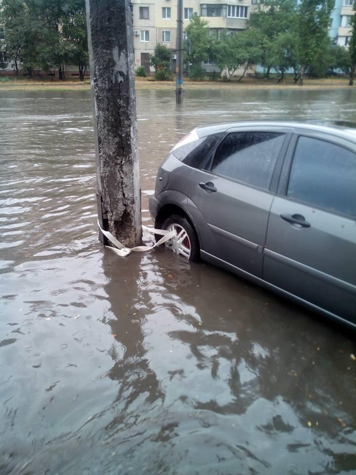 В Одесі по вулицях "плавають" авто, одесити виловлюють держномери — відео
