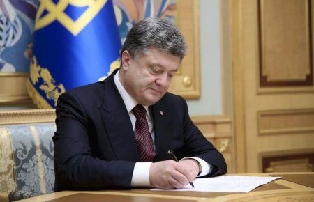 Порошенко підписав закон, який забезпечить збереження зарплатні військових у полоні