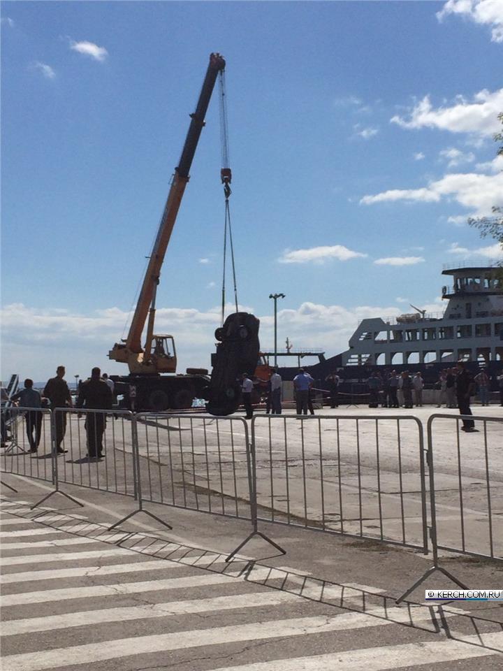 У Криму на Керченській переправі авто з водієм впало у море — фото, відео