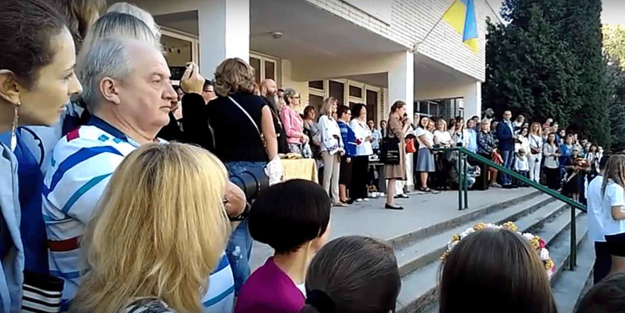 Львівська чиновниця вибачилась за виступ перед школярами російською — відео