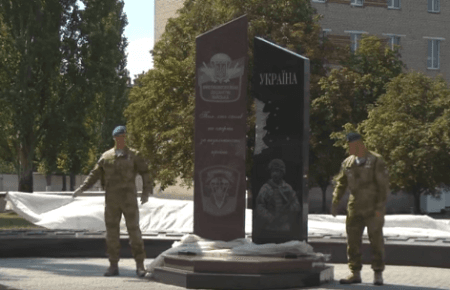 У Миколаєві відкрили 3-метровий пам'ятник загиблим десантникам — відео