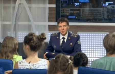 Савченко розповіла школярам, чому не хоче дітей — відео