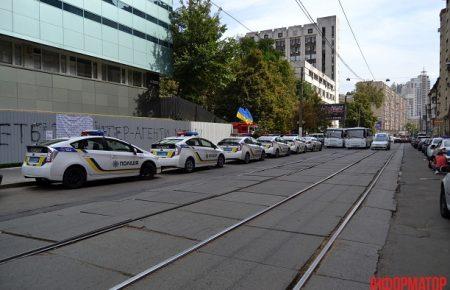 «Інтер» під блокадою: «Фірташ вбиває», пісні «ОЕ» та іржава вода — відео