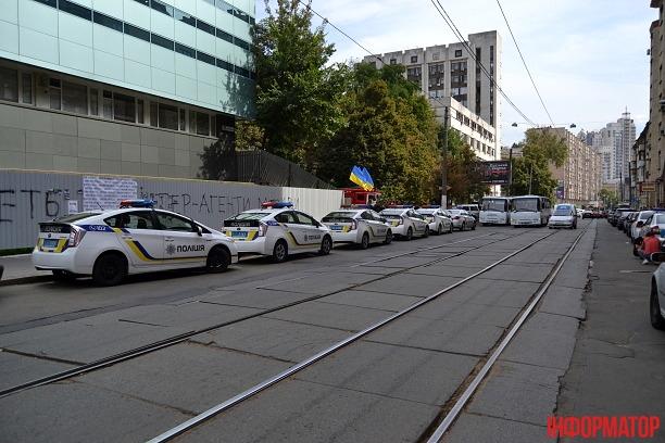 «Інтер» під блокадою: «Фірташ вбиває», пісні «ОЕ» та іржава вода — відео