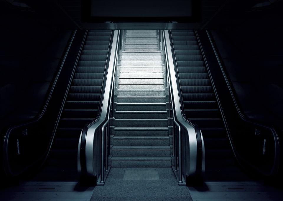 У Києві біля метро Хрещатик невідомий вистрілив у чоловіка — поліція