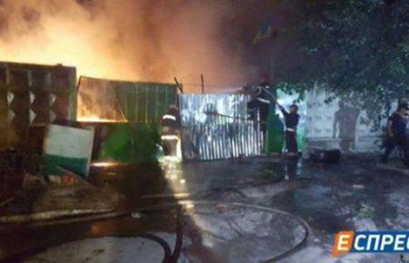 У Києві конфлікт із забудовником закінчився пожежею та вибухами - фото, відео