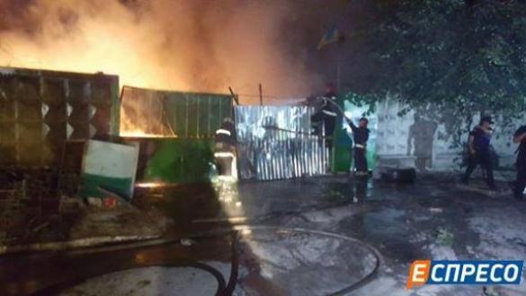 У Києві конфлікт із забудовником закінчився пожежею та вибухами - фото, відео