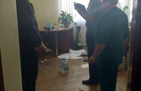 Жінка у львівському РАЦСі плеснула кислотою в очі працівниці — фото