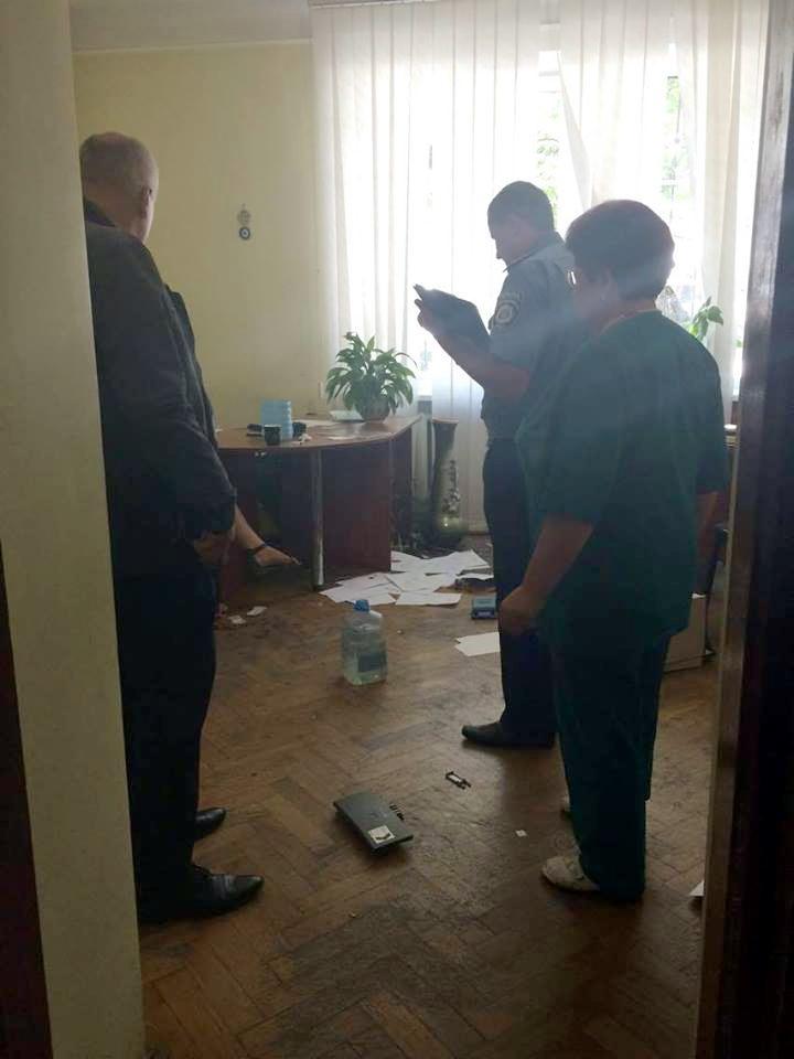 Жінка у львівському РАЦСі плеснула кислотою в очі працівниці — фото