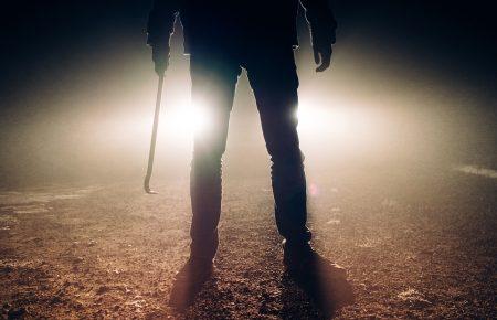 У Києві чоловік побив рідну матір до перелому ребер — поліція