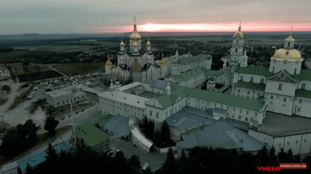 Свято-Успенська Почаївська Лавра з висоти пташиного польоту — відео