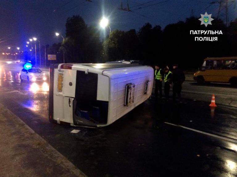 В Запоріжжі злива: на слизькій трасі перевернулась маршрутка — фото, відео