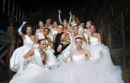 Роббі Вільямс висміяв російських багатіїв у новому кліпі — відео