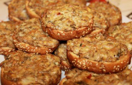 Смачна країна. Булочки з сиром, яйцем і шинкою в духовці