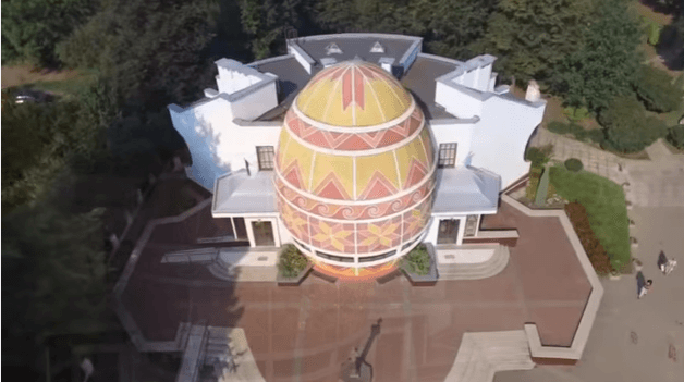 Вулички старого міста, музей Писанки та озеро — відео Коломиї з висоти